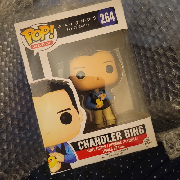 Funko Pop! CHANDLER BING 4-PC BUNDLE with THE RARE RETIRED VAULTED 264 FIGURE - Picture 7 of 16